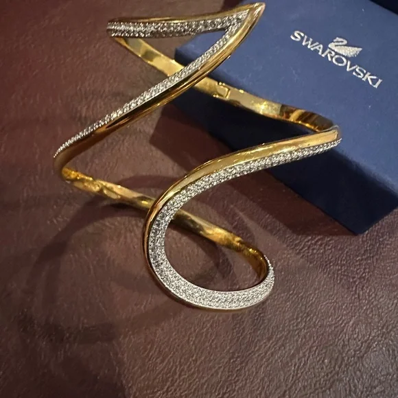 Elegant Gold and Silver Women's Jewelry - Picture 2 of 5